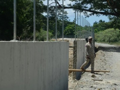 Ministro Defensa dice avanza el muro en frontera