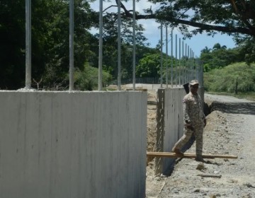 Ministro Defensa dice avanza el muro en frontera