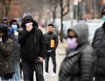 Personas desaf&iacute;an la lluvia y hacen cola fuera de hospitales de NY para prueba de coronavirus