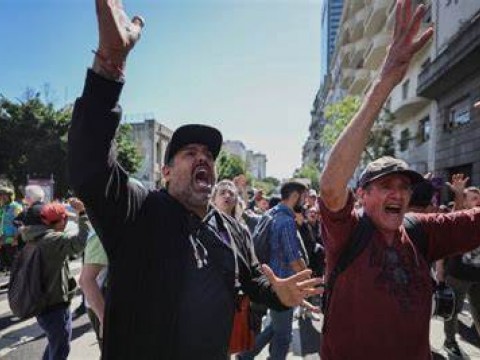 Gritos contra el ajuste y temor por la inflaci&oacute;n en la primera protesta contra Milei 