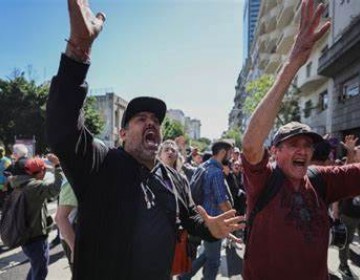 Gritos contra el ajuste y temor por la inflaci&oacute;n en la primera protesta contra Milei 