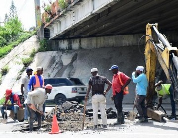 Obras P&uacute;blicas tapa hoyos autopista 6 de Noviembre