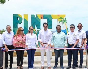 Ministro de Turismo inaugura parador fotogr&aacute;fico en Punta Rucia, Puerto Plata