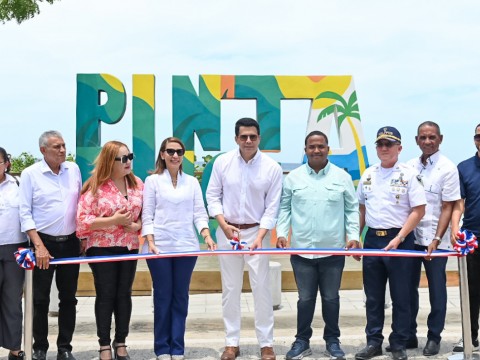 Ministro de Turismo inaugura parador fotogr&aacute;fico en Punta Rucia, Puerto Plata