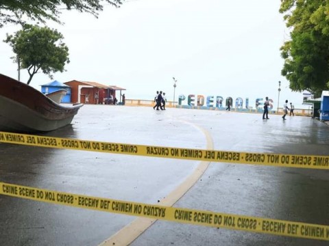 Pese a prohibici&oacute;n, ciudadanos acuden al malec&oacute;n de Pedernales para observar el fuerte oleaje