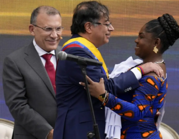 Izquierdista Petro jura presidencia Colombia