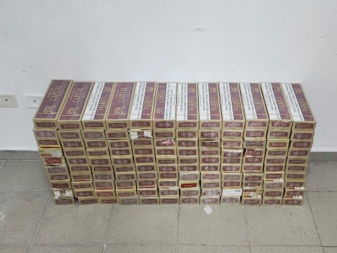 Polic&iacute;a Nacional junto al Ministerio P&uacute;blico ocupa 24,000 cigarrillos il&iacute;citos durante operativo en colmado de SDE