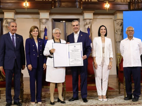 Presidente Abinader entrega Premio a la Excelencia Magisterial 2024 a cinco docentes por trayectoria de servicio en aulas y aportes al desarrollo acad&eacute;mico