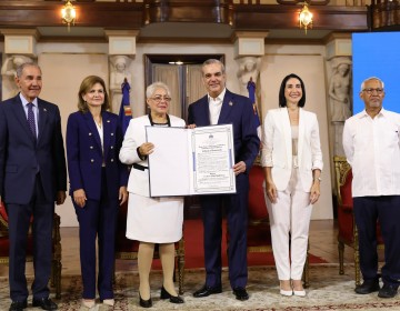 Presidente Abinader entrega Premio a la Excelencia Magisterial 2024 a cinco docentes por trayectoria de servicio en aulas y aportes al desarrollo acad&eacute;mico