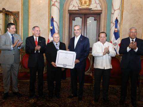Presidente Abinader condecora a Salvador Francisco (Franklyn) Holgu&iacute;n Hach&eacute; con la Orden Duarte, S&aacute;nchez y Mella, en el Grado Comendador
