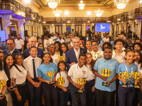 Presidente Abinader destaca conquistas de estudiantes dominicanos en competencias de ciencia, tecnolog&iacute;a, ingenier&iacute;a, arte y matem&aacute;ticas