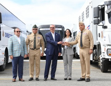 Presidente Abinader entrega 58 veh&iacute;culos para continuar fortaleciendo operativos migratorios; ya suman 118 los entregados
