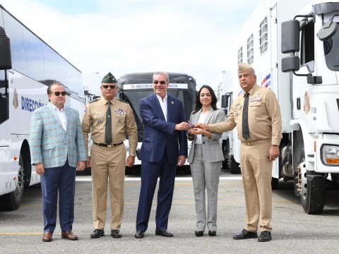 Presidente Abinader entrega 58 veh&iacute;culos para continuar fortaleciendo operativos migratorios; ya suman 118 los entregados