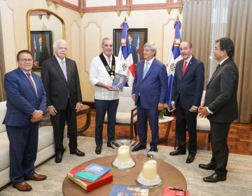 Presidente Abinader recibe Medalla de Valores Democr&aacute;ticos Fernando Belaunde Terry