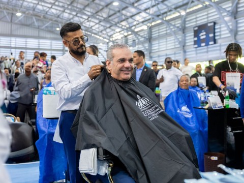Presidente Abinader sostiene encuentro nacional con 1,000 peluqueros y recibe recorte de cabello durante jornada social