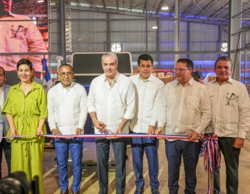 Presidente Abinader y Yayo Sanz Lovat&oacute;n inauguran en el AILA nueva terminal courier para manejo de mercanc&iacute;a comprada por internet