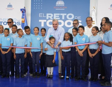 Presidente Luis Abinader entrega dos techados de cancha en centros educativos de Santiago Rodr&iacute;guez
