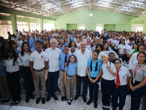 Presidente Luis Abinader y ministro Luis Miguel De Camps conversan con estudiantes sobre los avances del Gobierno en materia educativa
