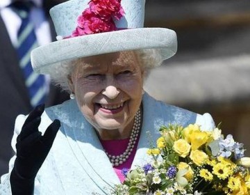 Reina Isabel II maneja su veh&iacute;culo a reuni&oacute;n de la Familia Real luego de superar el coronavirus