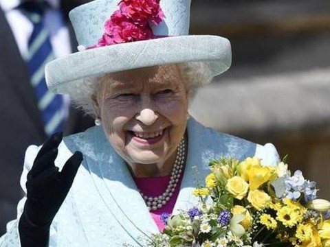 Reina Isabel II maneja su veh&iacute;culo a reuni&oacute;n de la Familia Real luego de superar el coronavirus