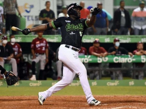 Pelotero dominicano es amonestado por recibir dinero de un aficionado