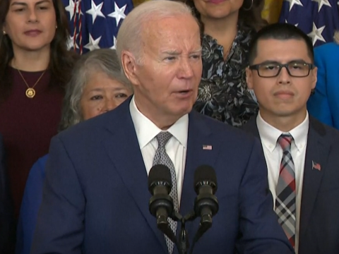 Biden allana la regularizaci&oacute;n de cientos de miles de migrantes