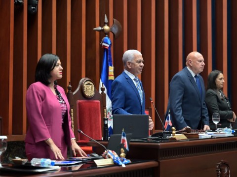 Senadores aprueban resoluci&oacute;n busca reconocer triunfo de Edmundo en Venezuela