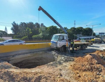 Tr&aacute;nsito ha empeorado por socav&oacute;n en autopista