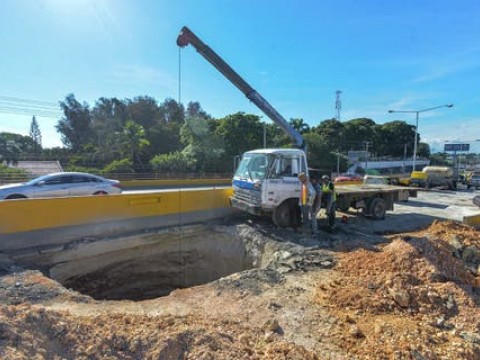 Tr&aacute;nsito ha empeorado por socav&oacute;n en autopista