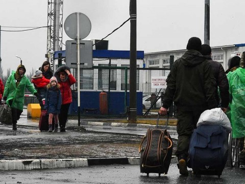 Ucrania rompe relaciones con Rusia mientras sus ciudadanos intentan escapar de Kiev