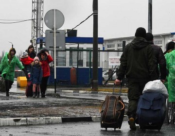 Ucrania rompe relaciones con Rusia mientras sus ciudadanos intentan escapar de Kiev