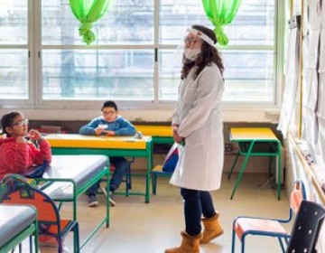OMS: Vuelta al colegio ser&aacute; segura si la transmisi&oacute;n local del virus es baja 
