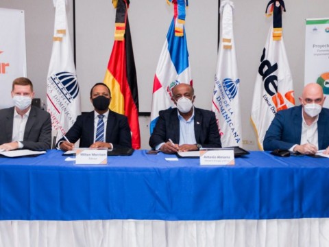 La empresa Edesur Dominicana, junto a la Agencia Alemana de Cooperaci&oacute;n Internacional (GIZ), ejecutar&aacute;n un proyecto rural de electrificaci&oacute;n, con energ&iacute;a limpia