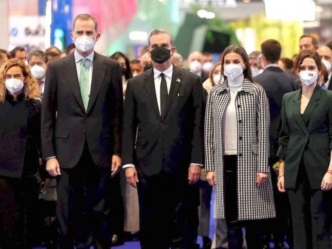 Reyes de Espa&ntilde;a y presidente Abinader inauguran FITUR 2022