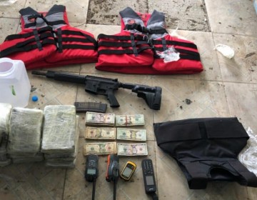 DNCD apresa dos e incauta 15 paquetes de cocaína, dinero y fusil en finca de SPM