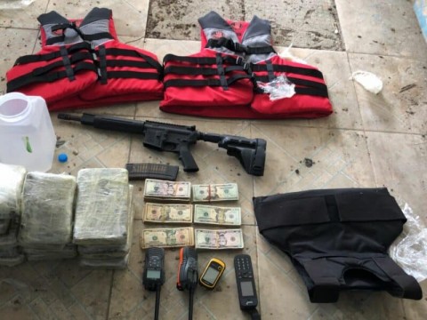 DNCD apresa dos e incauta 15 paquetes de cocaína, dinero y fusil en finca de SPM
