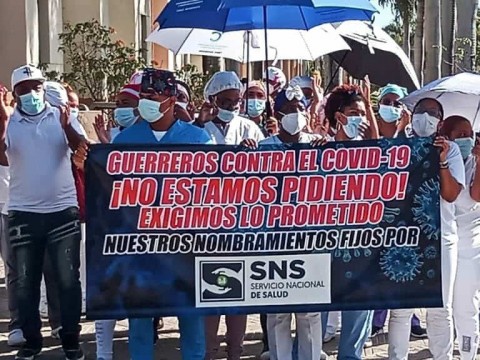 Enfermeras del hospital Luis Eduardo Aybar reclaman nombramientos frente al Palacio Nacional