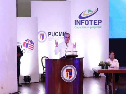 Abinader califica de proyecto educativo revolucionario acuerdo INFOTEP, PUCMM y Dom&iacute;nico