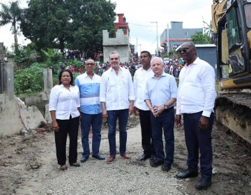 Presidente Abinader supervisa programa de asfalto del MOPC