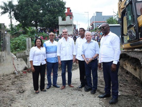 Presidente Abinader supervisa programa de asfalto del MOPC
