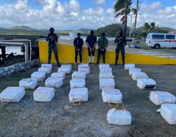 Autoridades ocupan 659 paquetes de coca&iacute;na y apresan tres personas