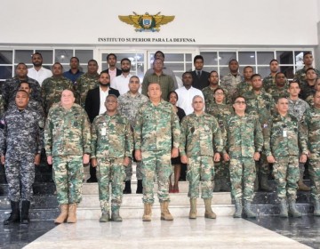 Universidad del MIDE grad&uacute;a civiles y militares 