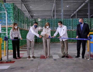 Cervecería inaugura centro de distribución con la presencia de Raquel Peña e Ito Bisonó.