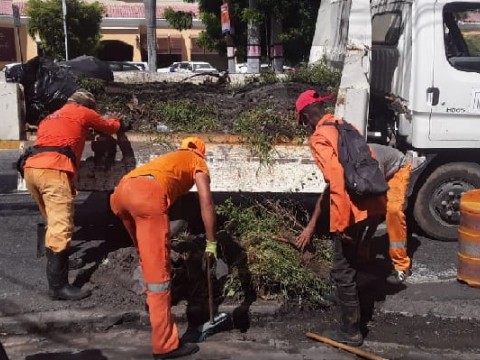 bras P&uacute;blicas realiza labores de limpieza en edificaciones deterioradas