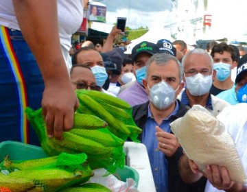 Presidente Luis Abinader promete apoyo al Inespre para llevar comida barata a sectores vulnerables del pa&iacute;s