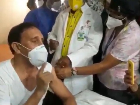 Dr. Cruz Jimini&aacute;n se vacuna contra el COVID-19, motiva a los ciudadanos a ponersela 