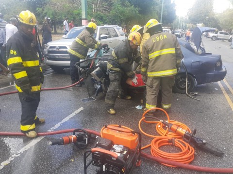 Accidente en Av. Anacaona deja 4 muertos y tres heridos