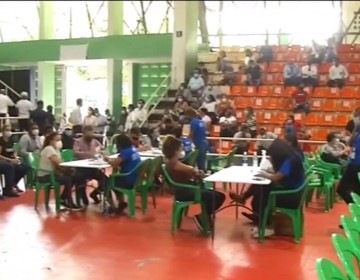 Jovenes abarrotan gradas del centro Ol&iacute;mpico para inocularse contra el COVID 19