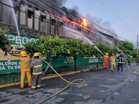 Se incendia una f&aacute;brica de colchones en el Ensanche La Fe