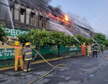 Se incendia una f&aacute;brica de colchones en el Ensanche La Fe